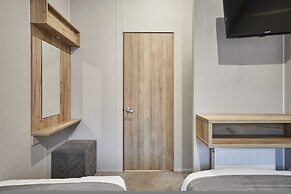 Host Stay Black Moorhen Lodge