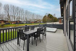 Host Stay Black Moorhen Lodge
