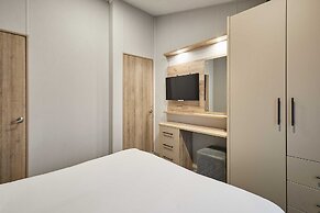 Host Stay Black Moorhen Lodge