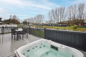 Host Stay Black Moorhen Lodge