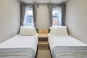 Host Stay Black Moorhen Lodge