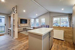 Host Stay Black Moorhen Lodge