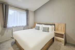 Host Stay Black Moorhen Lodge