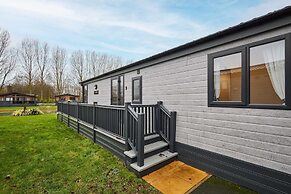 Host Stay Black Moorhen Lodge