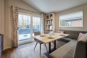 Host Stay Black Moorhen Lodge