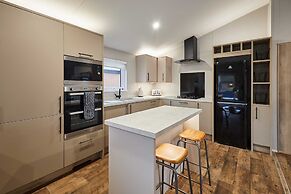 Host Stay Black Moorhen Lodge