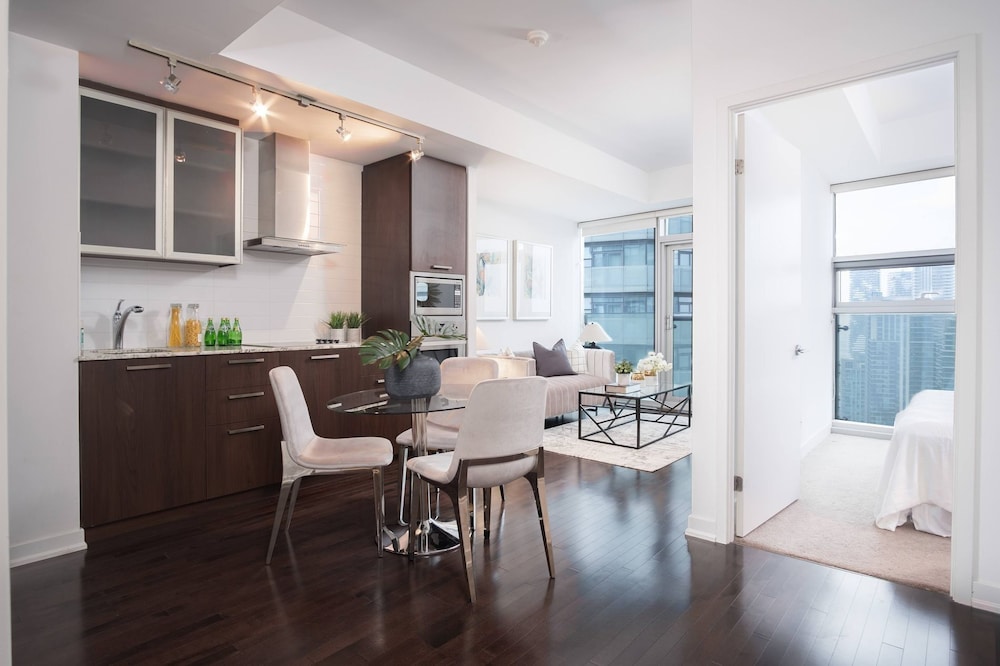 Toronto City Suites - Front St