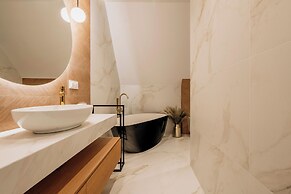 Crystal Pine Luxury Villas Jacuzzi&Sauna