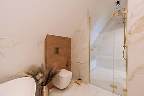 Crystal Pine Luxury Villas Jacuzzi&Sauna
