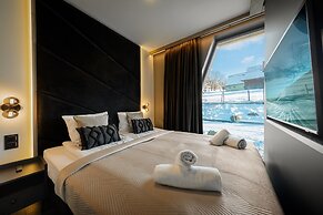 Crystal Pine Luxury Villas Jacuzzi&Sauna