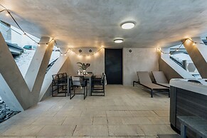 Crystal Pine Luxury Villas Jacuzzi&Sauna