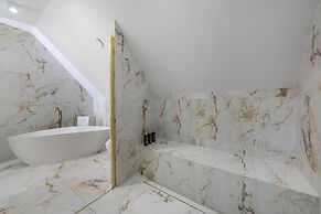 Crystal Pine Luxury Villas Jacuzzi&Sauna