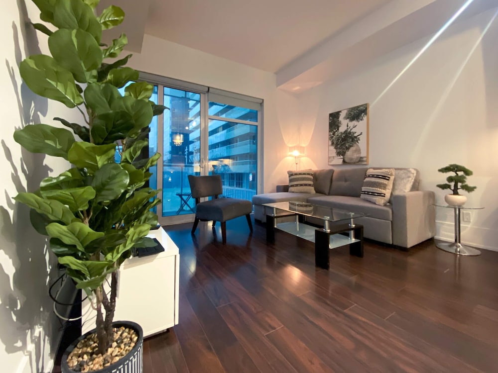 Chic Downtown Suites - By CN Tower