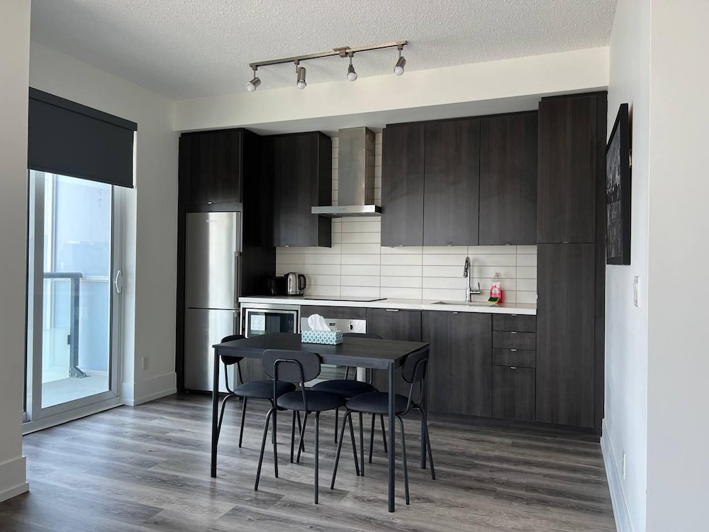 Chic Downtown Suites - By CN Tower