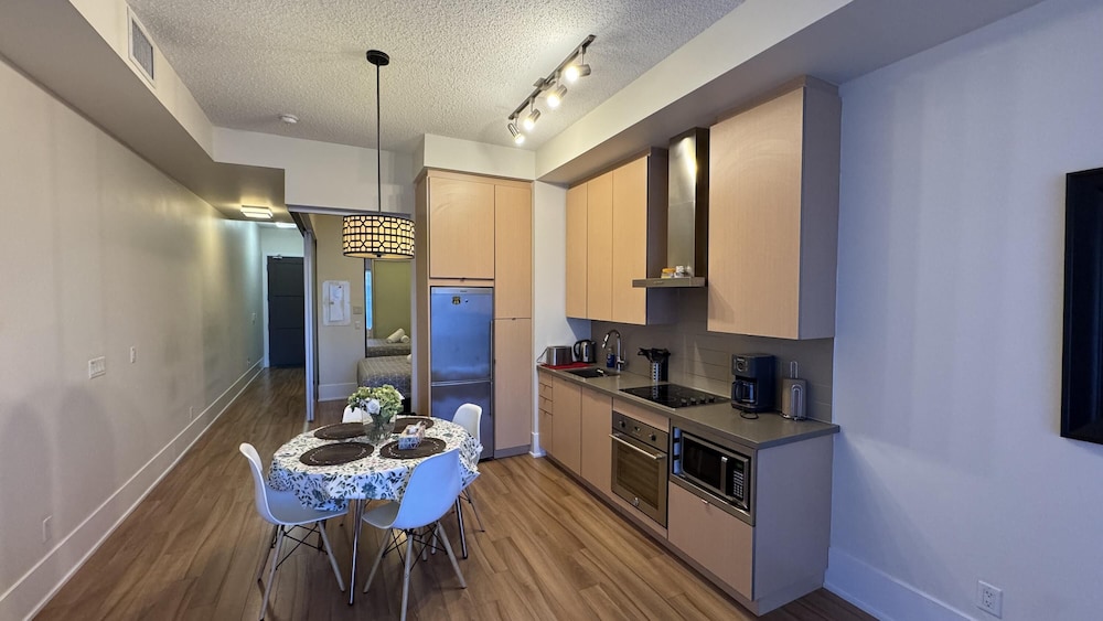 Chic Downtown Suites - By CN Tower