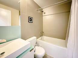 Chic Downtown Suites - By CN Tower