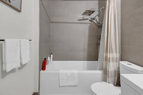 Chic Downtown Suites - By CN Tower
