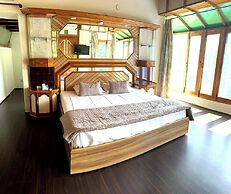 Red Wood Nishat Dal Lake