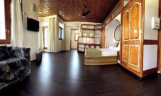 Red Wood Nishat Dal Lake