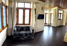 Red Wood Nishat Dal Lake