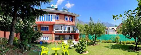 Red Wood Nishat Dal Lake