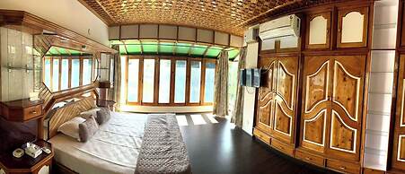 Red Wood Nishat Dal Lake