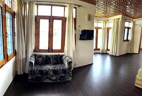 Red Wood Nishat Dal Lake