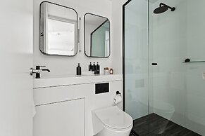 Stylish 2BR Close to Melbourne Central & QV