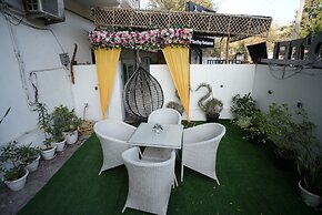 Frolic Hotel Near Sec 52 Noida Metro Station