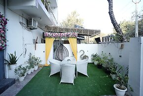 Frolic Hotel Near Sec 52 Noida Metro Station