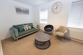 Charming 5-bedroom Townhouse in Central Gloucester