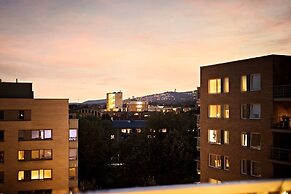 Charming Oslo Apt - Modern Comfort & City View