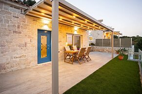 Petra Thea Chrani - Seaview Stylish Gem