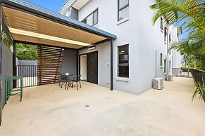 Beachside Apartment With Secure Parking