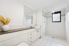 Beachside Apartment With Secure Parking