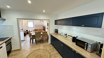 Retreat With Terrace, Parking