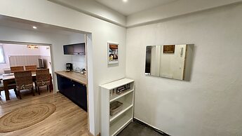 Retreat With Terrace, Parking