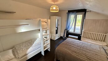 Retreat With Terrace, Parking
