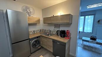 2-bedroom Revamped Flat in Auvergne