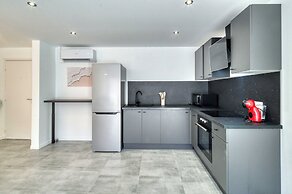 A/C 2bdr/6p Flat Just two Minutes From the Beach!