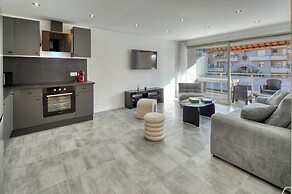 A/C 2bdr/6p Flat Just two Minutes From the Beach!