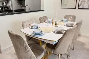 Bloomfields Elevated 2BR in Marina Heigh
