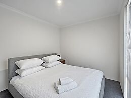 Spacious 4-bed House With Large Backyard
