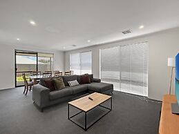Spacious 4-bed House With Large Backyard