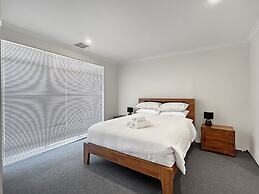 Spacious 4-bed House With Large Backyard