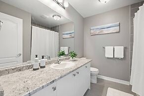 Modern House Steps From Dining, Shopping & Lakes