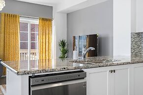 Modern House Steps From Dining, Shopping & Lakes