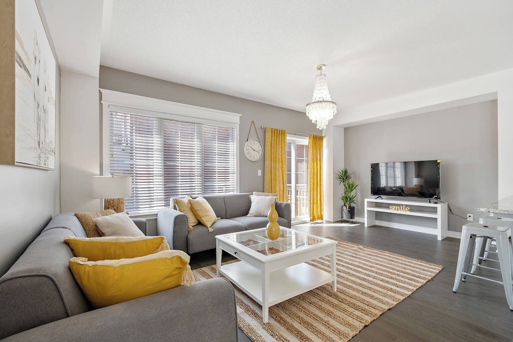 Modern House Steps From Dining, Shopping & Lakes