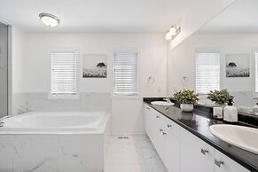 Modern House Steps From Dining, Shopping & Lakes