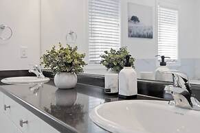 Modern House Steps From Dining, Shopping & Lakes